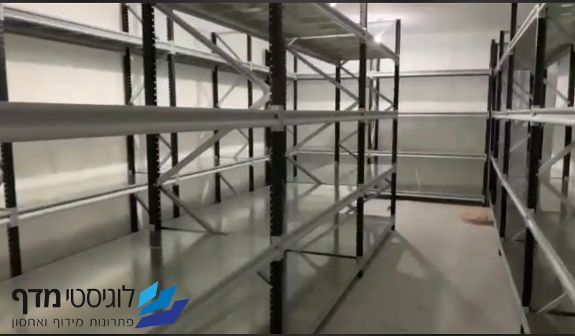 מערכת מדפים מודולרית מותקנת בשטח — פרויקט של לוגיסטי מדף