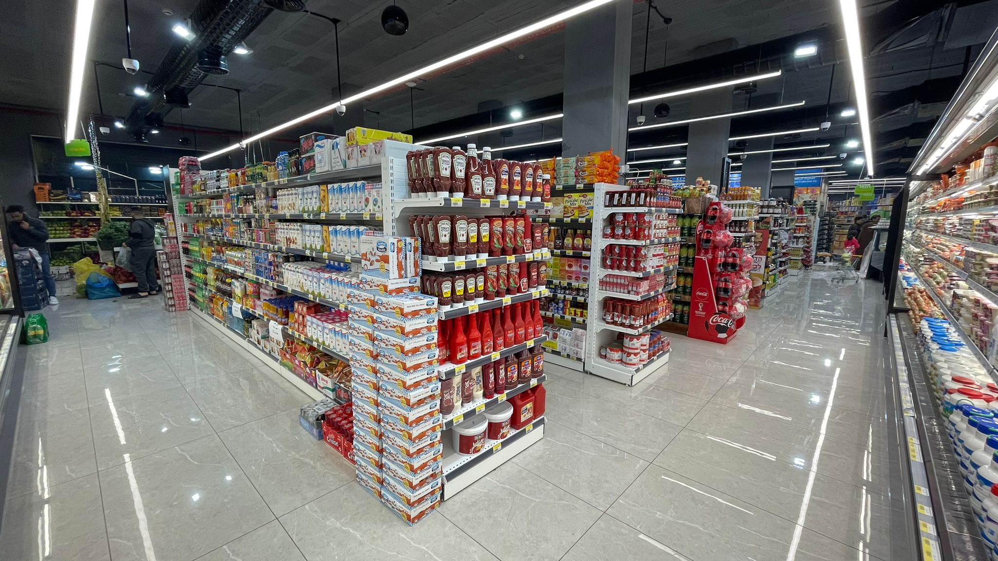 מידוף היקפי בהתאמה אישית במינימרקט — התקנה של לוגיסטי מדף