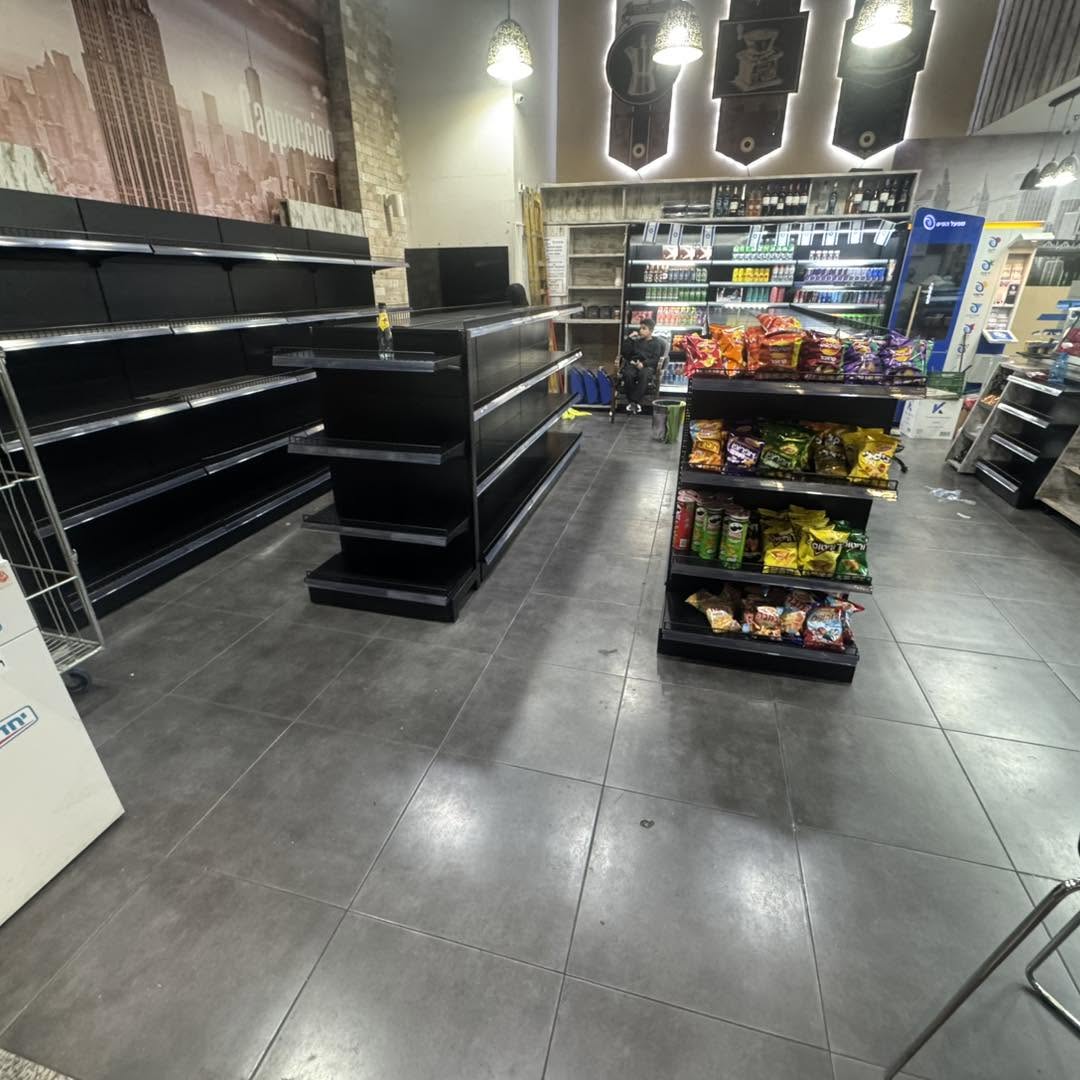 מדפי תצוגה ואזורי מבצע בסופר — התקנה של לוגיסטי מדף