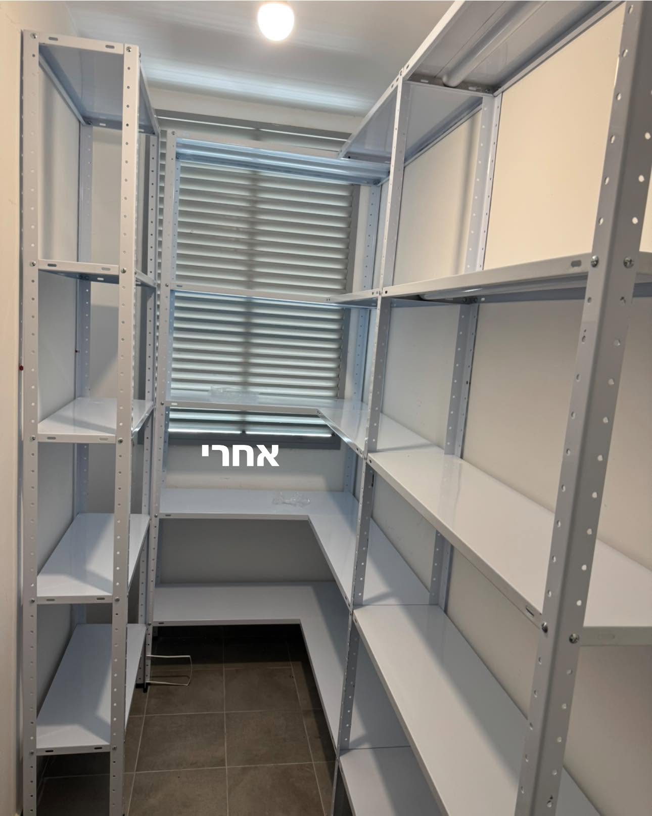 התקנת מערכת מדפים למחסן — צוות לוגיסטי מדף בעבודה