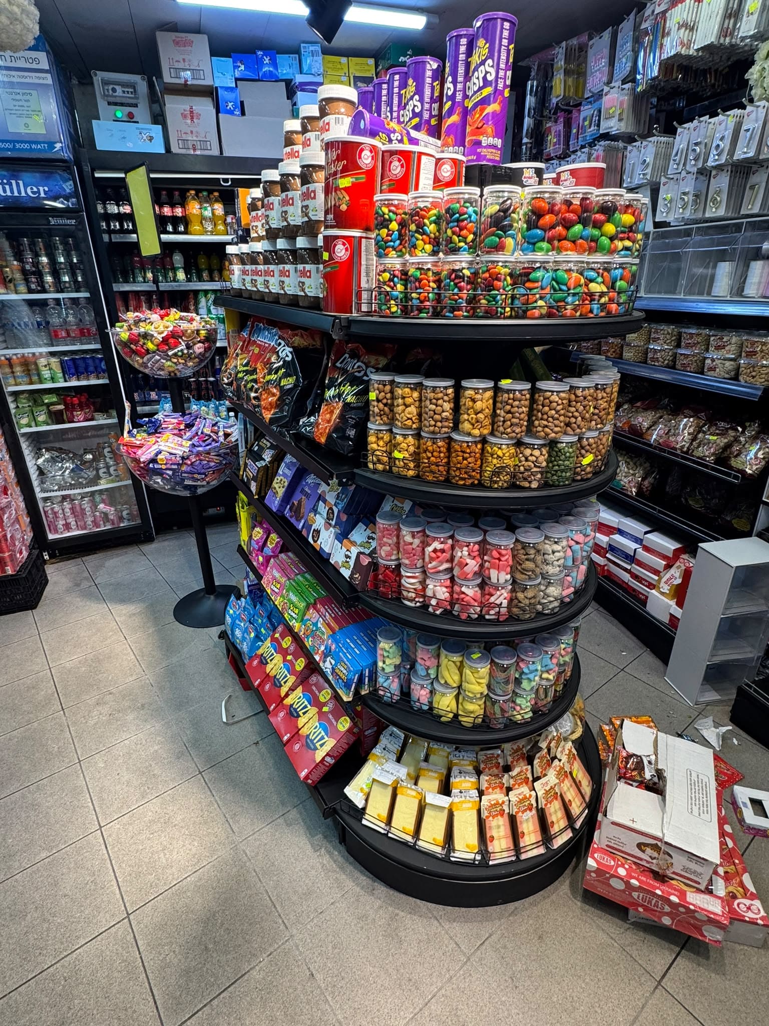 מדפים במינימרקט קטן — התקנה של לוגיסטי מדף