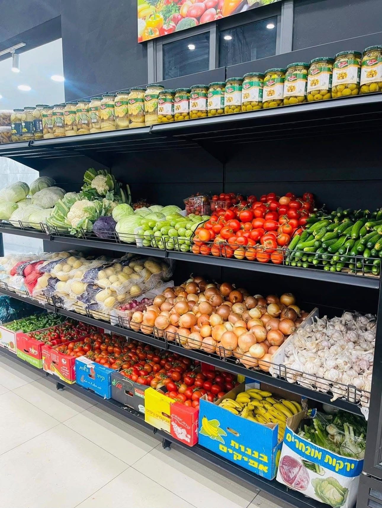 מדפים בהתאמה לפי מידה בחנות מזון — התקנה של לוגיסטי מדף